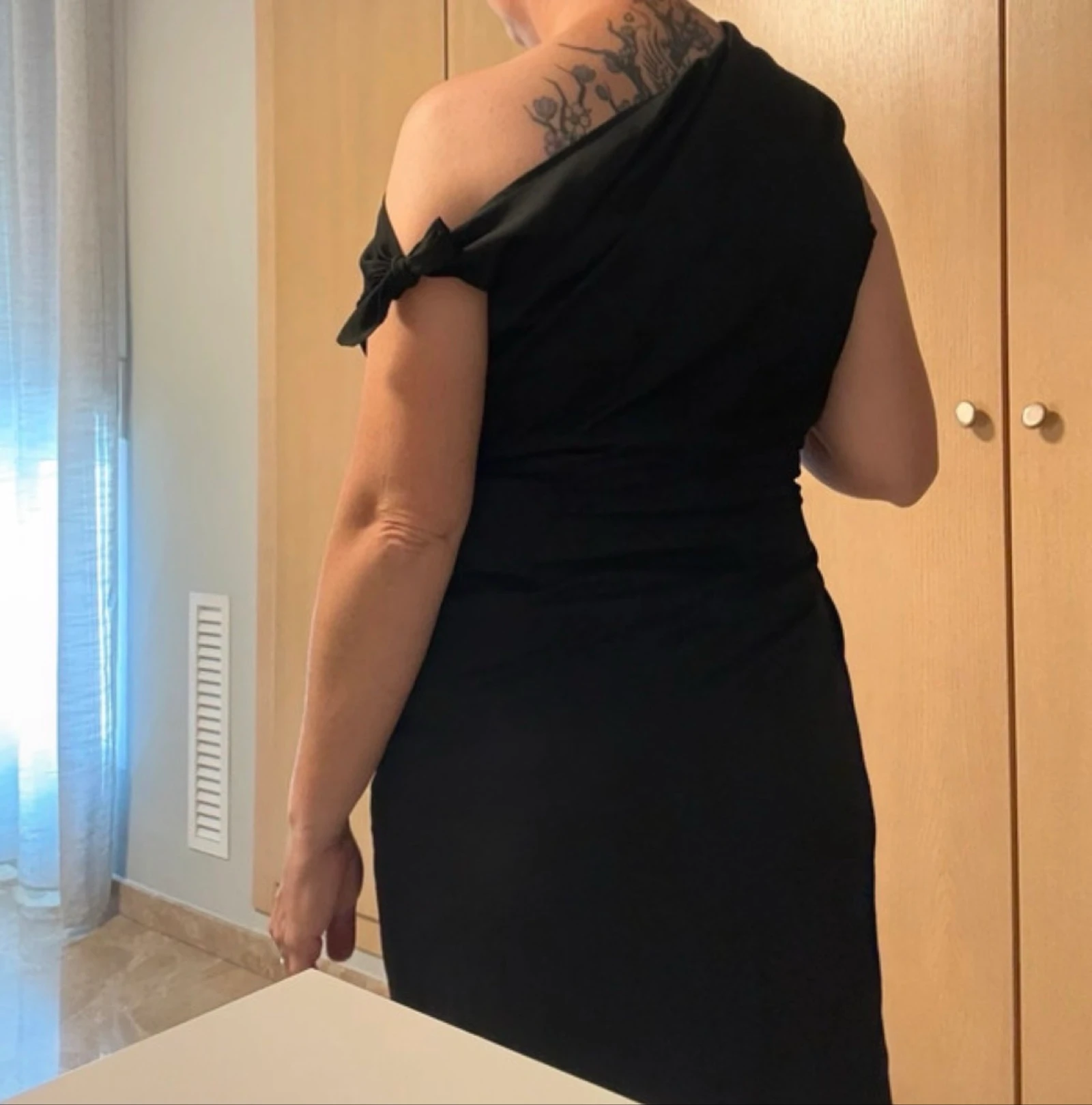 Asymmetrische zwarte jurk – photo 3